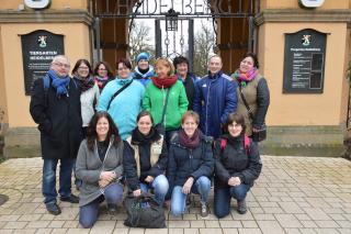 Tageseltern vor dem Zooeingang