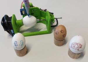 Zeichenroboter mit frisch bemalten Ostereiern