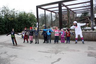 Verkleidete Kinder bei der Schneeeule Verkleidete Zoofans