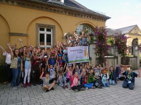 Ferienkinder mit Flagge Biologische Vielfalt