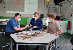 Im Techniklabor erhielten die Gäste einen Einblick in die unterschiedlichen Angebote. Oberbürgermeister Dr. Eckart Würzner (m.) gemeinsam mit Zoodirektor Dr. Wünnemann (l.) und Lukas Frese, Leiter Techniklabor, beim Arbeiten mit Holz. (Foto: Zoo Heidelberg)