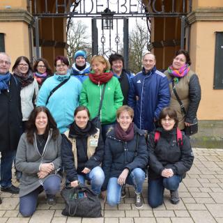 Tageseltern vor dem Zooeingang