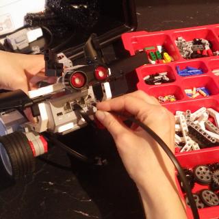 Ein fledermausähnlicher Roboter aus LEGO-Mindstorms-Teilen