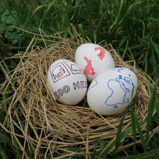 Bemalte Eier in einem Nest