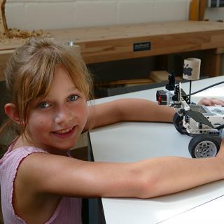 Beim Workshop Elektronische Fledermaus kommen die Teilnehmer dem Prinzip der Echo-Ortung spielerisch auf die Spur.