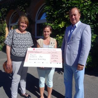 Scheckübergabe zum Projekt "Erlebnis Zoo": Fr. Sartor, Fr. Beckert (Zooschule), Hr. Dr. Glenz