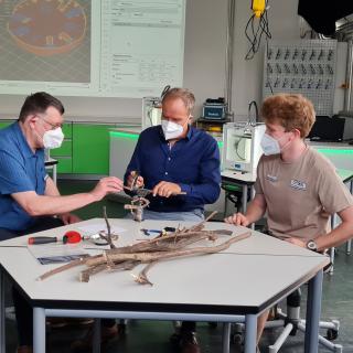 Im Techniklabor erhielten die Gäste einen Einblick in die unterschiedlichen Angebote. Oberbürgermeister Dr. Eckart Würzner (m.) gemeinsam mit Zoodirektor Dr. Wünnemann (l.) und Lukas Frese, Leiter Techniklabor, beim Arbeiten mit Holz. (Foto: Zoo Heidelberg)